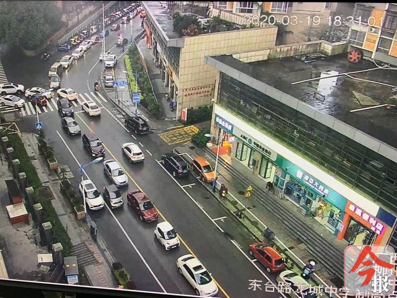 交警早高峰指挥交通,高峰期交警指挥走应急车道