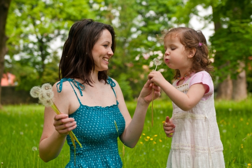 孩子老是打喷嚏是怎么回事,孩子一直打喷嚏是怎么回事儿
