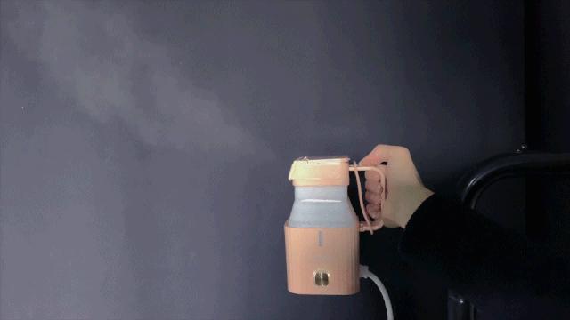 换季衣服皱巴怎么办？可以折叠的手持挂烫机1分钟熨平旧衣，一机两用，连除螨仪都省了