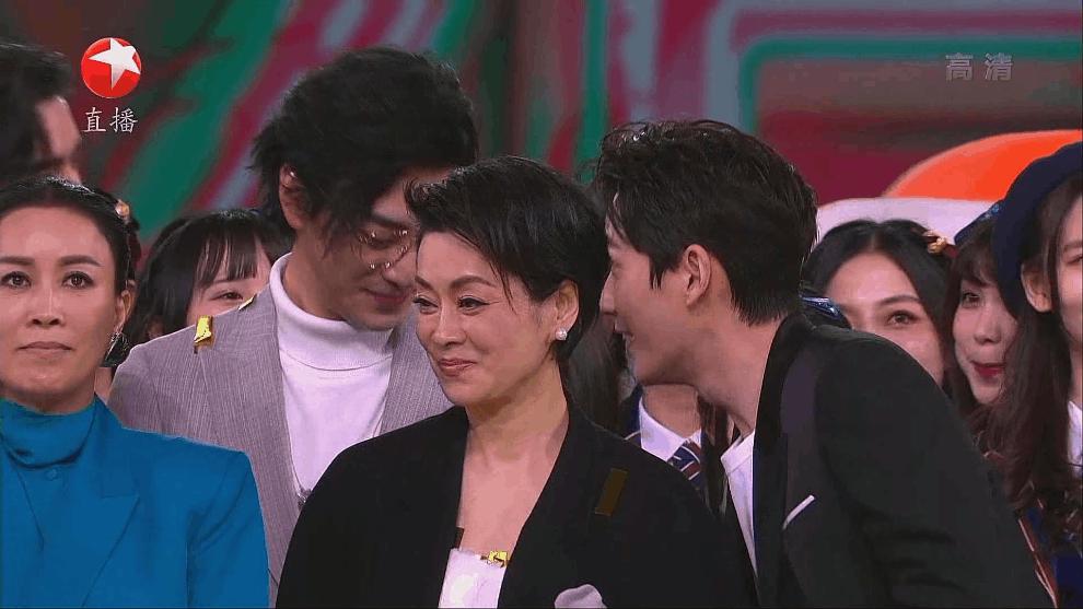 饭圈鞠婧祎虞书欣搞笑,虞书欣蹭饭王耀庆一个眼神秒怂