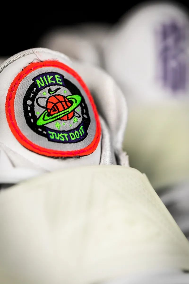 耐克新款亮眼,耐克夜光涂鸦测评