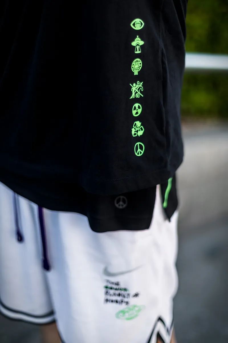 耐克新款亮眼,耐克夜光涂鸦测评