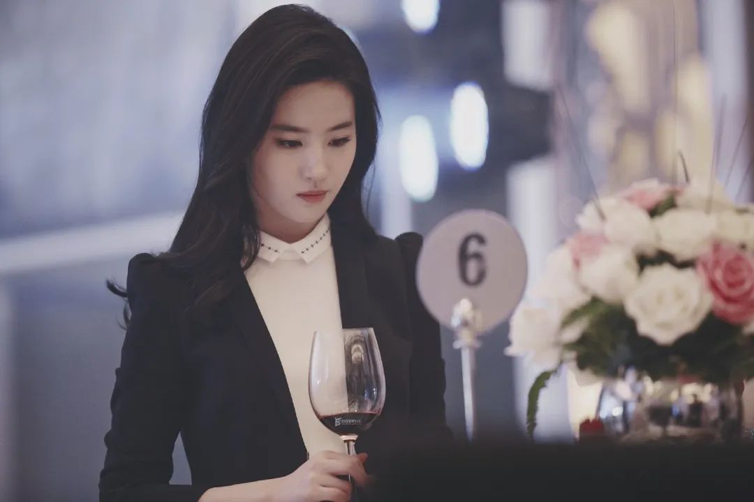 杨幂刘诗诗她们帅起来基本上没男人什么事了