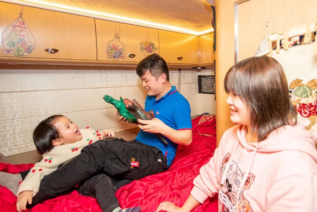 黄石一家人视频,黄石一家三代人