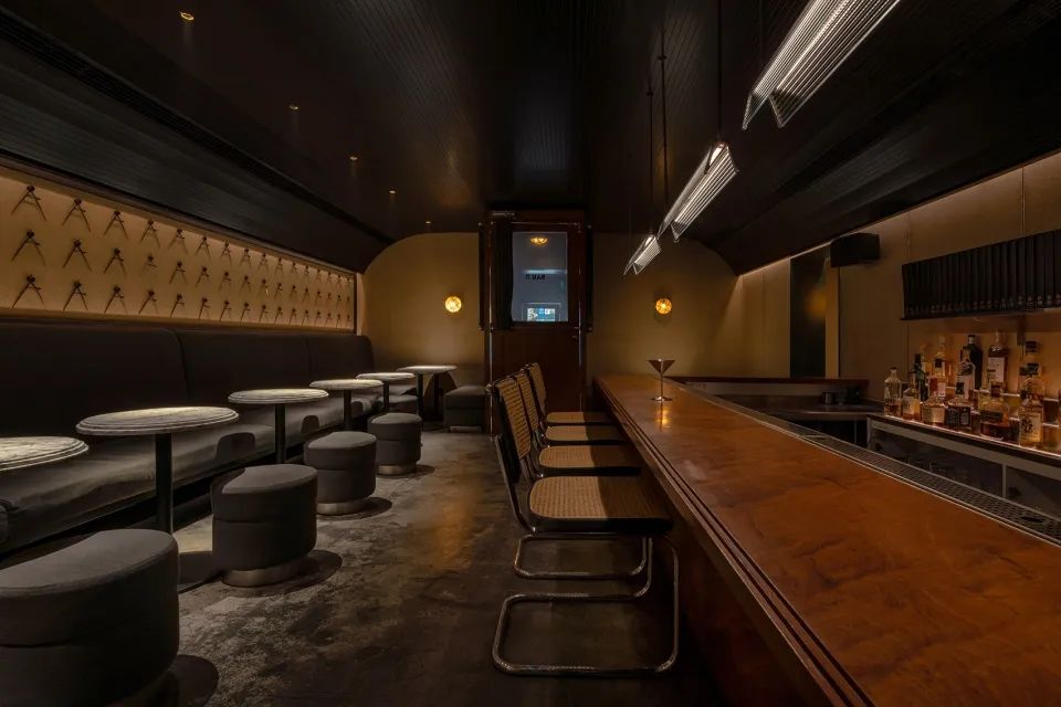 新作|结合欧式车厢和美式办公室风格-成都“π酒吧”/iZDesignStudio