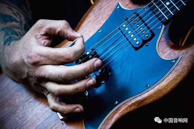 默默的表演者,默默在舞台上