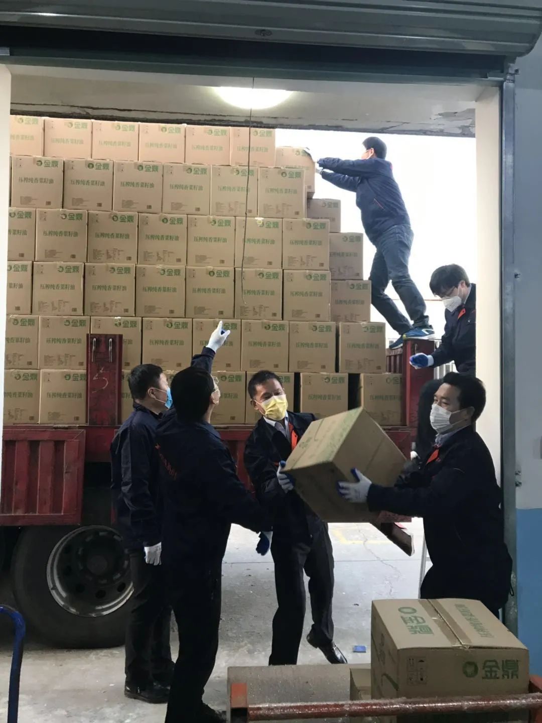 硬核支援！他捐款近150万元，从阿联酋购买防疫物资支援家乡