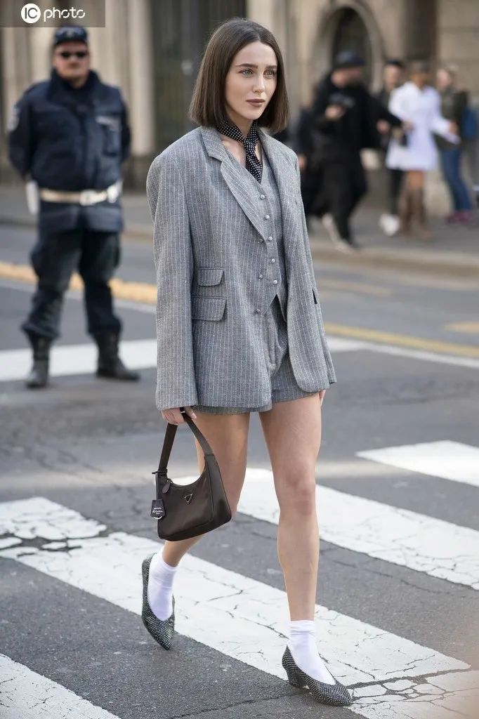 配饰狂|杨幂的终极时髦秘籍，10块钱帮你给腿整容