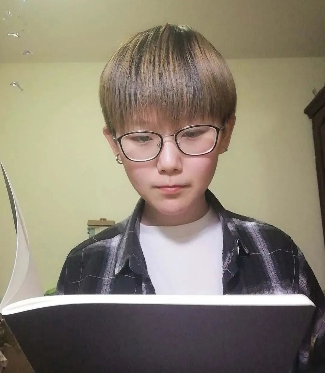 鏍″洯骞挎挱涓滄柟鍗,鏍″洯骞挎挱鑻辫鎾姤