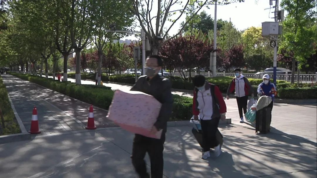 现场直击开学第一天！春风十里，不如学校有你~