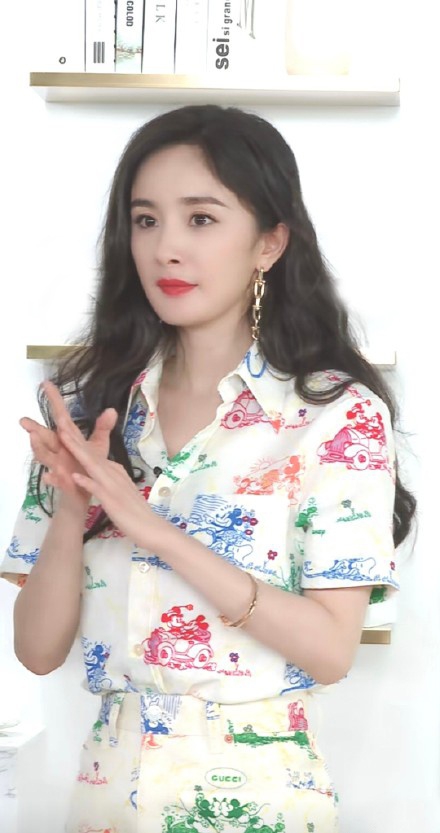 杨幂穿涂鸦短裙现身李佳琦直播间,杨幂来李佳琦到直播间状态如何