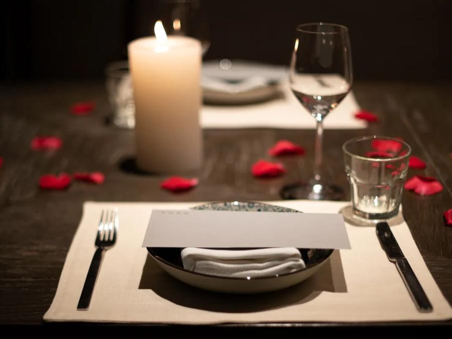 不热不堵人不多,城中开房度假难道不够爽吗?丨寻味