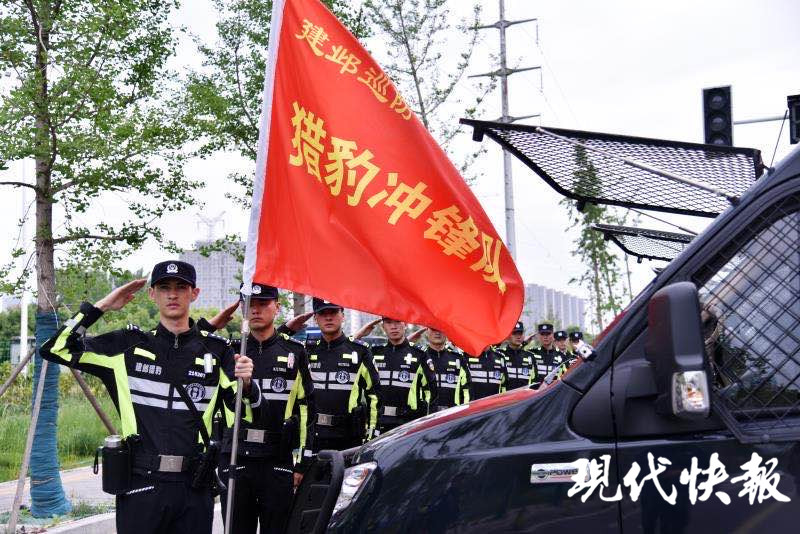南京警方夜巡逻,每天出动100余名警力