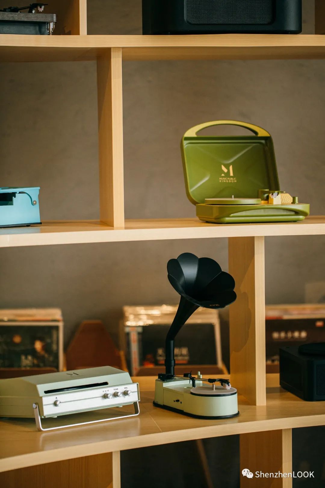 LOOK|深圳「黑胶店」，4家复古唱片行