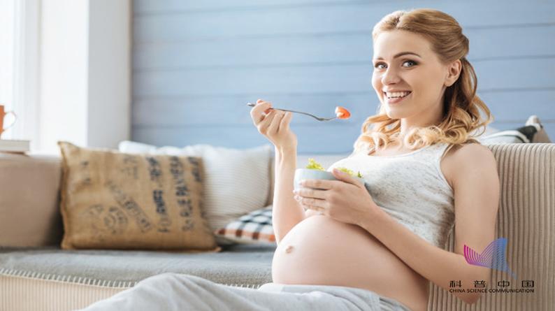 一孕妇走路时孩子突然掉下来！为什么生孩子这么轻松？原因却不简单…