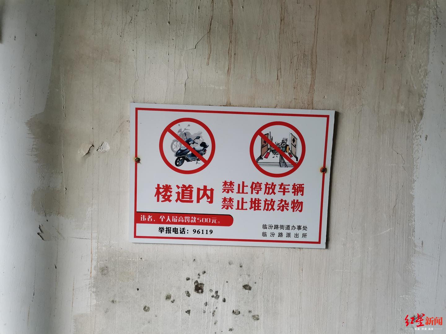 上海一独居老人沉迷拾荒,上海一住户垃圾出入靠钻洞