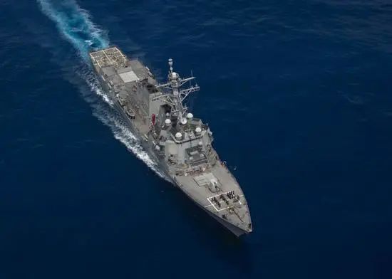 美军驱逐舰进入12海里,美军驱逐舰由南向北通过海峡