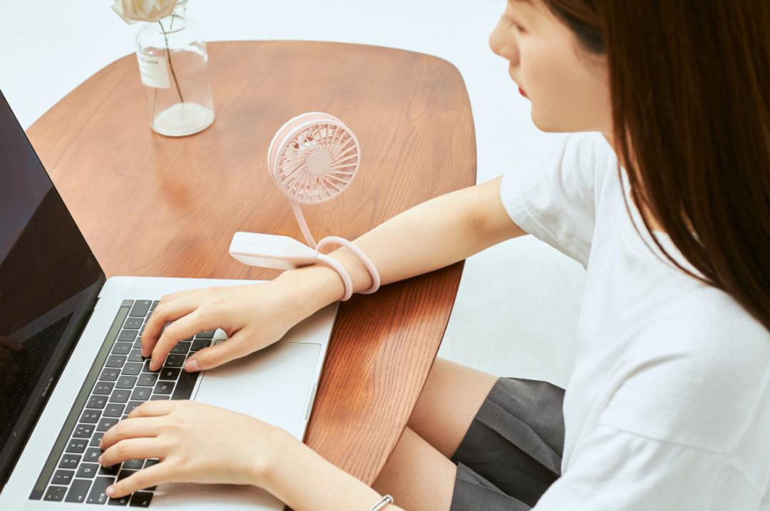 雅诗兰黛小棕瓶上线一天爆单1.6万瓶，答应我别再浪！费！钱！好吗