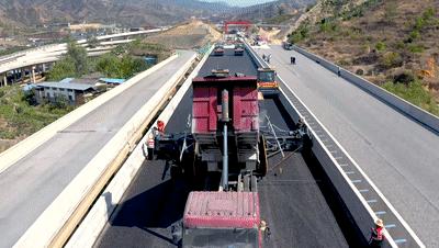 关注丨无人施工！“科幻”一幕正在攀大高速上演