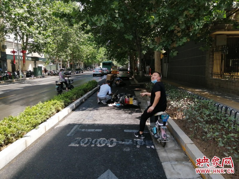 郑州老人被撞事件,郑州老太太被撞让肇事者离开