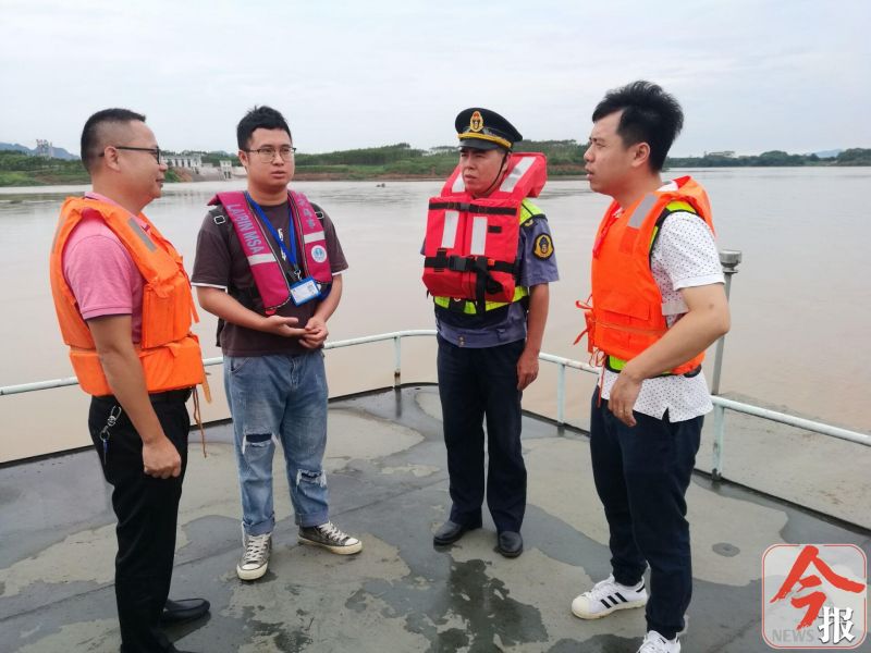 路政公安海事联合到桂平追回桥梁防撞浮筒，挽回20余万元损失