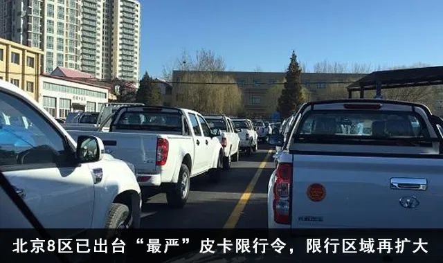 一辆轿车突然燃起熊熊大火,金杯车起火原因