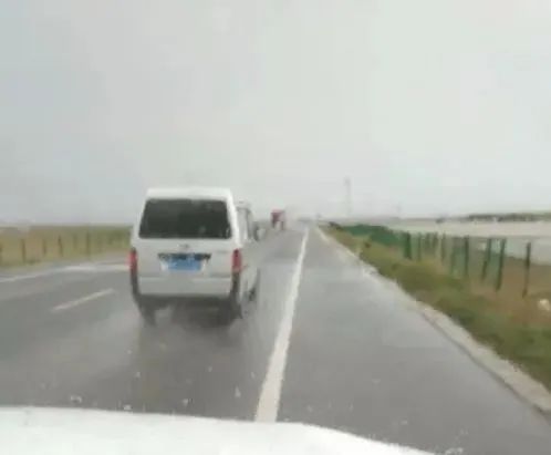 路面被洒满铁蒺藜，致多车接连爆胎？！警方调查结果来了