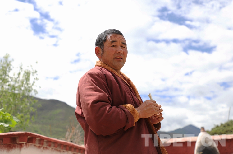 洛桑夏加：出家不忘爱国、修行不忘济世