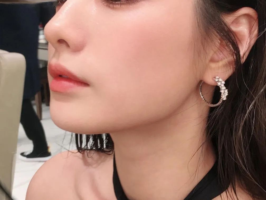 pony使用的底妆,pony化妆从洗脸开始