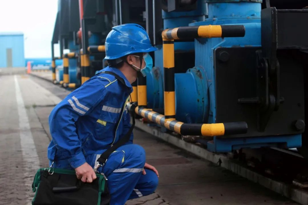 用心“抓”好每一斗煤！走近国投钦州港“全能操作能手”