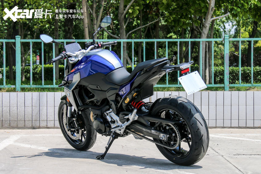 宝马f900r旅行版和运动版怎么选,新款宝马大小眼街车