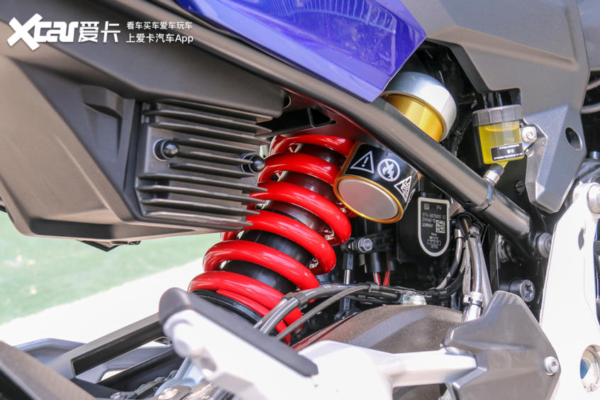 宝马f900r旅行版和运动版怎么选,新款宝马大小眼街车