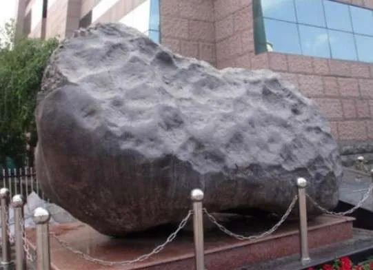 国宝级蓝色玻璃陨石,中国目前比较正确的陨石价格