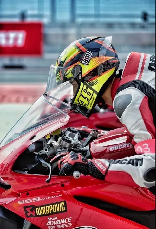 身为富二代的她被骂太做作？“整容式”逆袭的背后难道有高人指点？