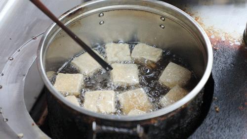 覆盖5个区，这7家“又小又旧”的炸串店，抚慰了不少深夜打工人