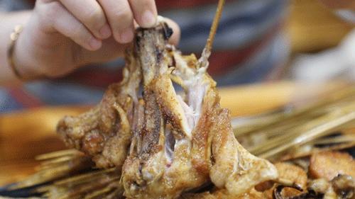 覆盖5个区，这7家“又小又旧”的炸串店，抚慰了不少深夜打工人