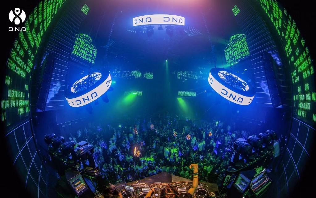 第一次去夜店酒吧，怎样装作经常去的样子？实用技能get→