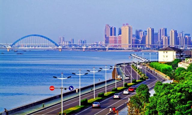 从标准堤塘到“最美跑道”,它是如何成为城市“网红”的?丨30年30问⑥⑦