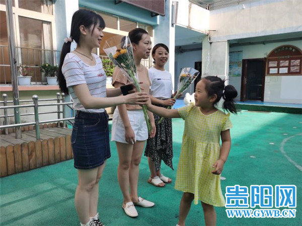 遵义一幼儿园刚毕业一周的孩子直呼老师“丹姐”“香香”“老王”,老师却很开心……