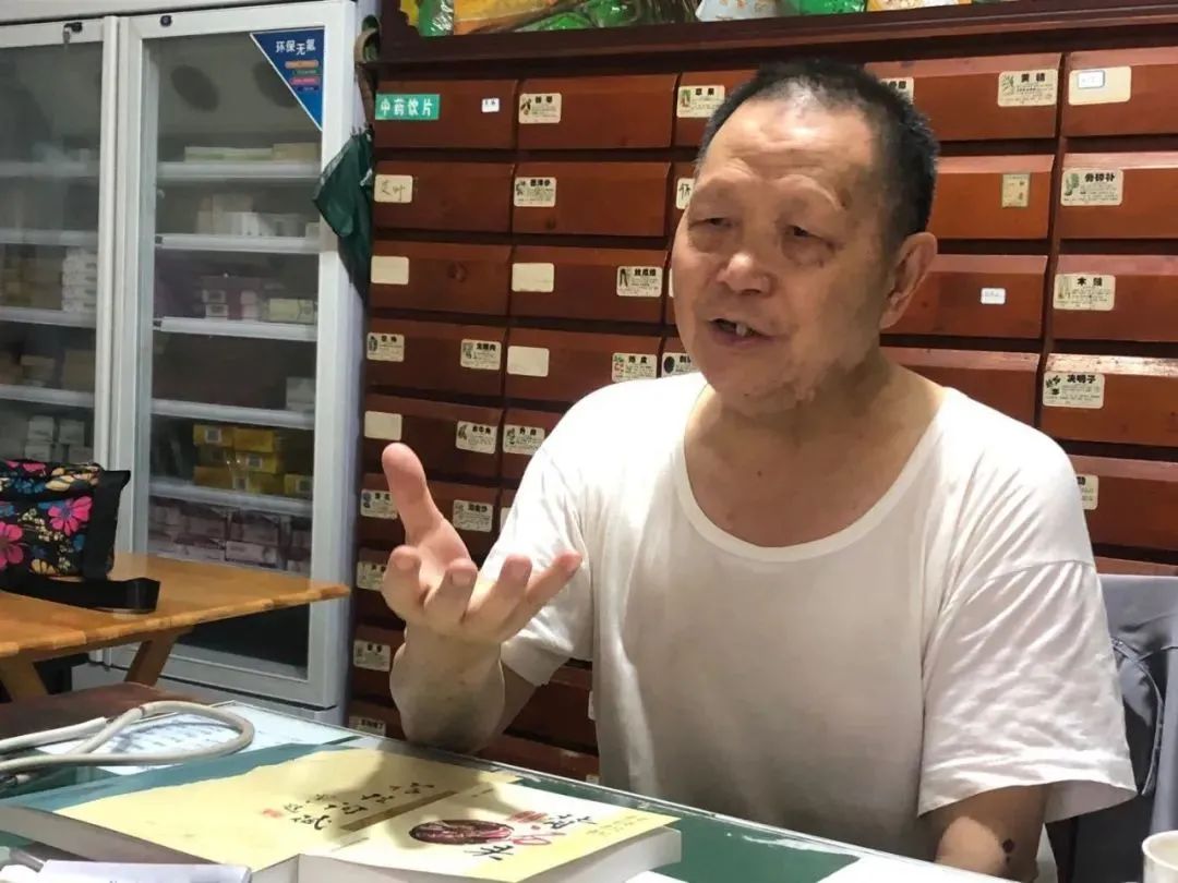 汉源县中医院退休医生郭静先老人赠书一中学子