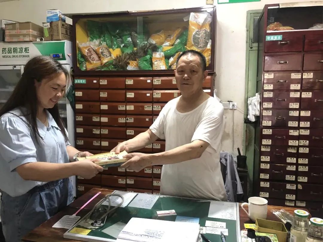 汉源县中医院退休医生郭静先老人赠书一中学子