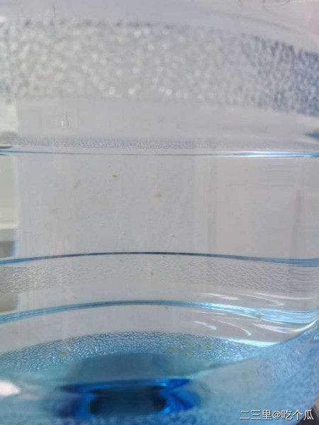 安康桶装龙王泉水中竟发现青苔?商家:开封后存放不宜超过7天