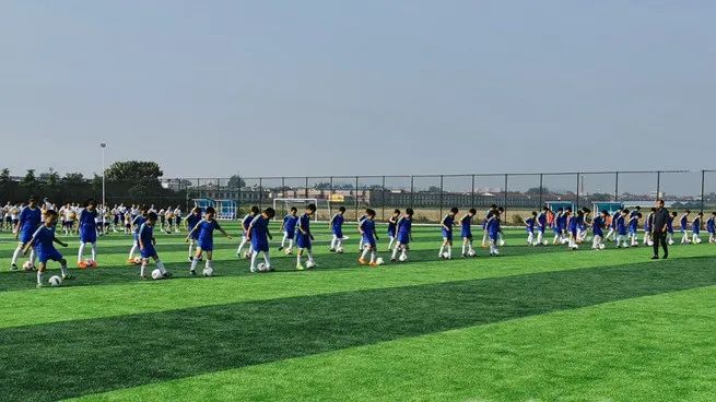 呼和浩特11人制室内足球场大场地,安阳体育场容纳多少人