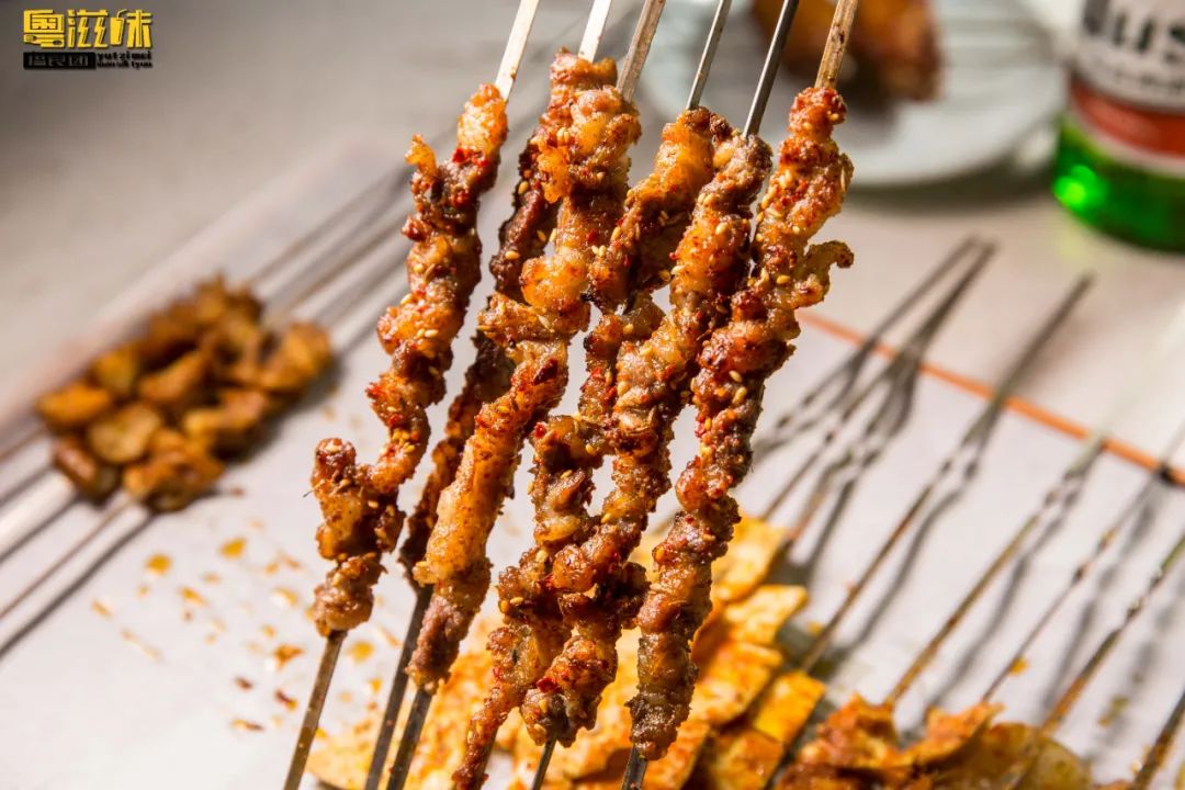 火爆全网的东北烧烤店,东北火的烧烤店