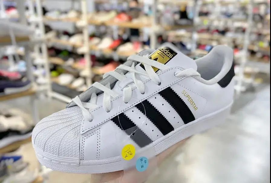 上海荟品仓阿迪达斯男款跑鞋,荟品仓城市奥莱青浦店nike