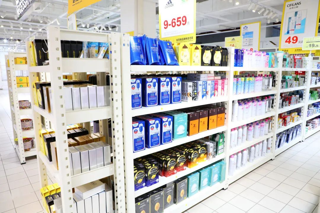 上海荟品仓阿迪达斯男款跑鞋,荟品仓城市奥莱青浦店nike