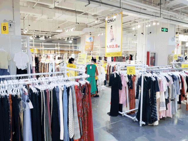 上海荟品仓阿迪达斯男款跑鞋,荟品仓城市奥莱青浦店nike