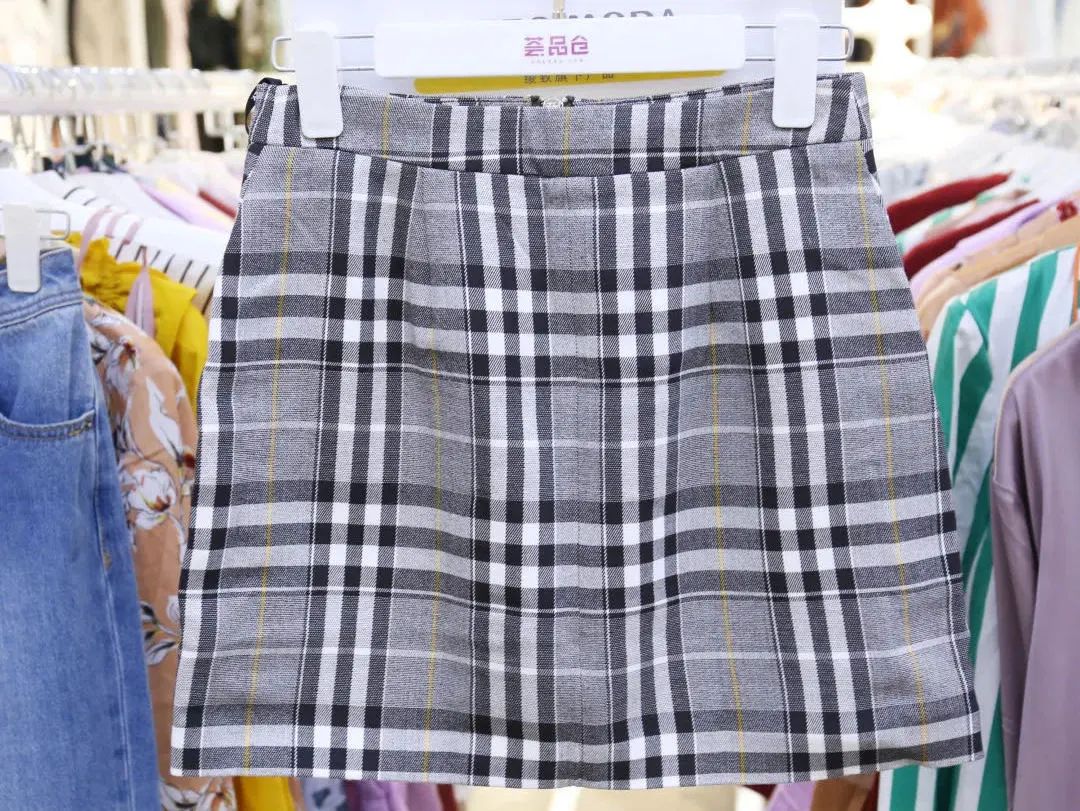 上海荟品仓阿迪达斯男款跑鞋,荟品仓城市奥莱青浦店nike