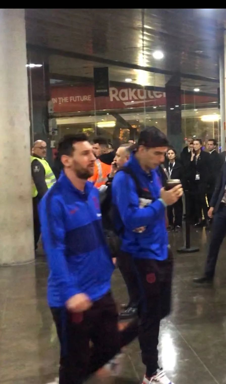 为什么梅西一离开巴萨就能变强,梅西离开巴萨催泪短片30秒