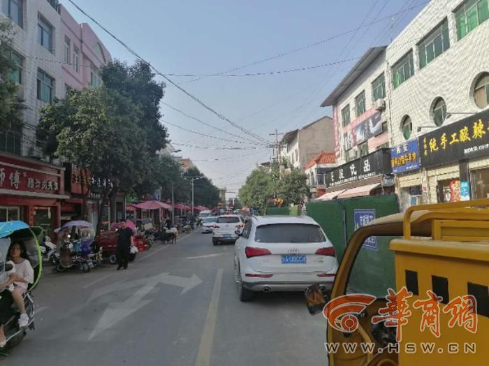 男子骑摩托车被悬空电线锁喉,男子被电线勒脖子